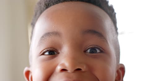 Porträt-Eines-Glücklichen-Afroamerikanischen-Jungen,-Der-In-Die-Kamera-Blickt-Und-In-Zeitlupe-Lächelt