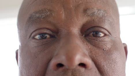 Porträt-Eines-Glücklichen-älteren-Afroamerikanischen-Mannes,-Der-In-Die-Kamera-Blickt-Und-In-Zeitlupe-Lächelt