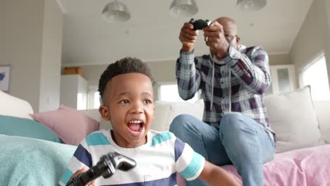 Afroamerikanischer-Großvater-Und-Enkel-Haben-Spaß,-Spielen-Videospiele,-Zeitlupe