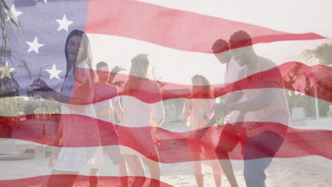 Animation-Der-Wehenden-Flagge-Amerikas-über-Glücklichen,-Vielfältigen-Freunden,-Die-Am-Sonnigen-Strand-Tanzen