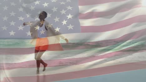 Animación-De-La-Bandera-De-América-Sobre-Una-Feliz-Mujer-Afroamericana-Jugando-En-El-Agua-En-La-Playa