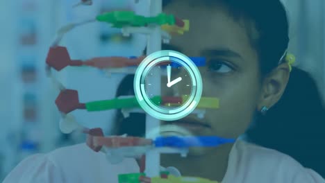 Animation-Einer-Digitaluhr-über-Einem-Birazialen-Mädchen,-Das-Sich-Dreht-Und-Das-Modell-Der-DNA-Helix-Betrachtet