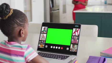 Afroamerikanisches-Mädchen-Nutzt-Laptop-Für-Online-Unterricht-Mit-Verschiedenen-Schulkindern-Und-Kopierraum