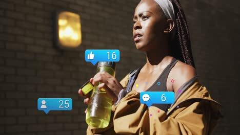 Animation-Von-Benachrichtigungssymbolen-Mit-Zahlen-über-Einer-Afroamerikanischen-Frau,-Die-Wasser-Aus-Einer-Flasche-Trinkt
