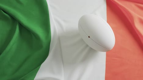 Weißer-Rugbyball-über-Der-Flagge-Irlands-Mit-Kopierraum,-In-Zeitlupe