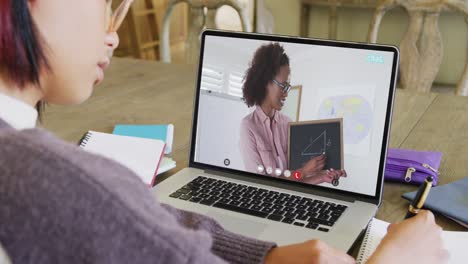 Asiatische-Studentin-Nutzt-Laptop-Für-Online-Unterricht-Mit-Afroamerikanischer-Lehrerin-Auf-Dem-Bildschirm