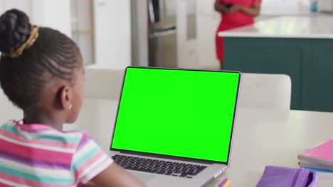 Afroamerikanisches-Mädchen-Benutzt-Laptop-Mit-Kopierplatz-Auf-Dem-Bildschirm