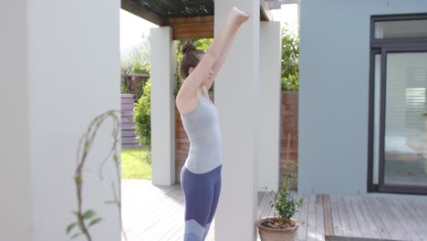 Mujer-Caucásica-Enfocada-Practicando-Yoga-Y-Estirándose-En-El-Jardín-En-Cámara-Lenta