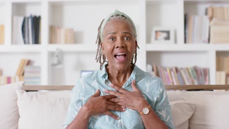 Glückliche-Afroamerikanische-Seniorin,-Die-Zu-Hause-Videoanrufe-Tätigt,-Zeitlupe