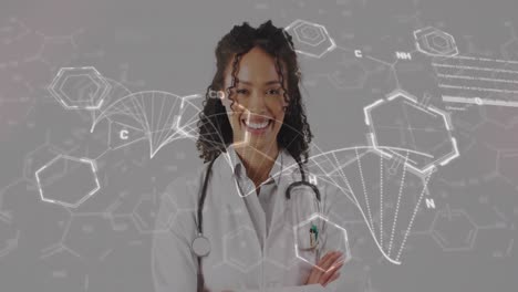 Animation-Von-DNA-Strangdiagrammen-Mit-Datenverarbeitung-über-Einer-Lächelnden-Biracial-Ärztin