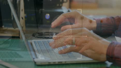 Animation-Von-Fingerabdrücken-Und-Verbundenen-Punkten-über-Abgeschnittenen-Händen-Eines-Kaukasischen-Mannes,-Der-Am-Laptop-Arbeitet
