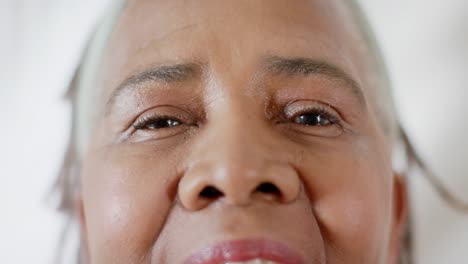 Porträt-Glücklicher-Augen-Einer-Afroamerikanischen-Seniorin-Zu-Hause,-Zeitlupe