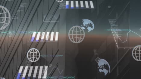 Animation-Von-Globen,-Grafiken-Und-Computersprache-über-Der-Silhouette-Eines-Gebäudes-Vor-Dem-Himmel
