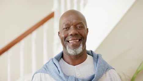 Porträt-Eines-Glücklichen-Afroamerikanischen-älteren-Mannes-Zu-Hause,-Zeitlupe