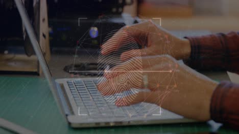 Animation-Von-Fingerabdrücken,-Globus-Mit-Verbundenen-Punkten-Vor-Abgeschnittenen-Händen-Eines-Kaukasischen-Mannes,-Der-Einen-Laptop-Benutzt