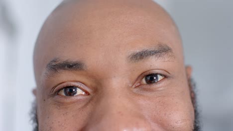 Porträt-Eines-Glücklichen-Afroamerikanischen-Arztes,-Der-Im-Flur-In-Die-Kamera-Blickt,-Zeitlupe