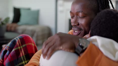 Afroamerikanisches-Paar-Entspannt-Beim-Fernsehen-Zu-Hause,-Zeitlupe