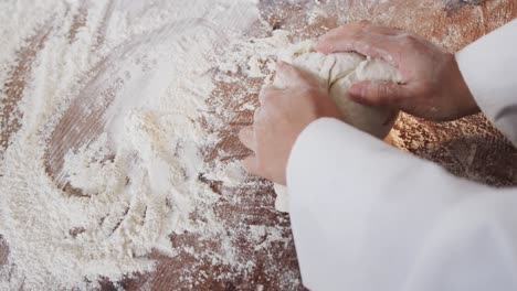 Asiatische-Bäckerin-Arbeitet-In-Der-Backküche-Und-Knetet-In-Zeitlupe-Teig-Auf-Der-Theke