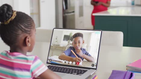Zusammensetzung-Eines-Afroamerikanischen-Mädchens-Auf-Einem-Laptop,-Online-Lernen-Mit-Einem-Afroamerikanischen-Schuljungen