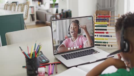Zusammensetzung-Eines-Afroamerikanischen-Jungen-Auf-Einem-Laptop,-Online-Lernen-Mit-Einem-Afroamerikanischen-Schulmädchen