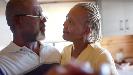 Glückliches-älteres-Afroamerikanisches-Paar-Tanzt-In-Der-Küche,-Zeitlupe