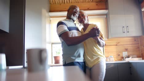 Glückliches-älteres-Afroamerikanisches-Paar-Tanzt-In-Der-Küche,-Zeitlupe