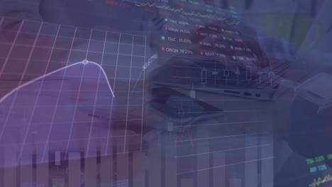 Animación-Del-Procesamiento-De-Datos-Financieros-Sobre-Mujeres-Diversas-Usando-Una-Computadora-Portátil