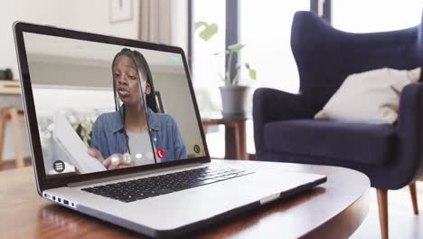 Afroamerikanische-Studentin,-Die-Am-Laptop-Einen-Videoanruf-Macht-Und-In-Zeitlupe-Spricht