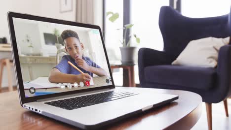 Afroamerikanischer-Schuljunge,-Der-Unterricht-Per-Laptop-Videoanruf-Hat-Und-In-Zeitlupe-Spricht