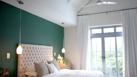 Nahaufnahme-Eines-Sonnigen-Schlafzimmers-Mit-Grüner-Wand,-Zeitlupe