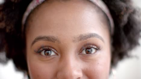 Porträt-Glücklicher-Augen-Einer-Afroamerikanischen-Frau-Zu-Hause,-Zeitlupe