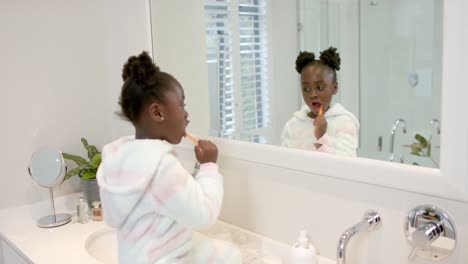 Afroamerikanisches-Mädchen-Beim-Zähneputzen-Im-Badezimmer,-Zeitlupe