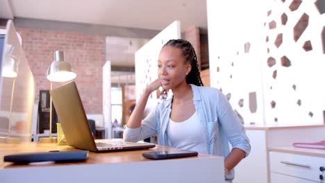 Glückliche-Afroamerikanische-Geschäftsfrau,-Die-Im-Büro-Videoanrufe-Mit-Laptop-Macht,-Zeitlupe