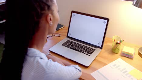 Mujer-De-Negocios-Informal-Afroamericana-Usando-Una-Computadora-Portátil-Con-Espacio-Para-Copiar-En-La-Pantalla-En-La-Oficina,-Cámara-Lenta