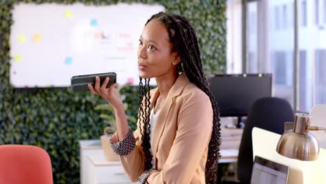 Glückliche-Afroamerikanische-Geschäftsfrau,-Die-Im-Büro-Auf-Dem-Smartphone-Spricht,-Zeitlupe
