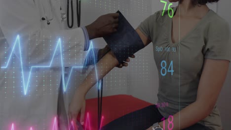 Animation-Von-Farbenfrohen-Kardiographen-über-Verschiedenen-Patienten-Und-Ärzten,-Die-Druck-Ausüben