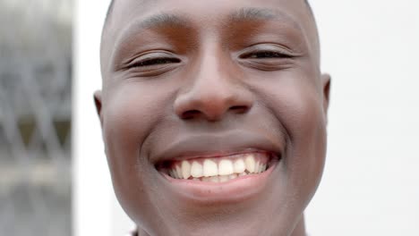 Porträt-Eines-Glücklichen-Afroamerikanischen-Mannes,-Der-Zu-Hause-In-Die-Kamera-Blickt,-Zeitlupe
