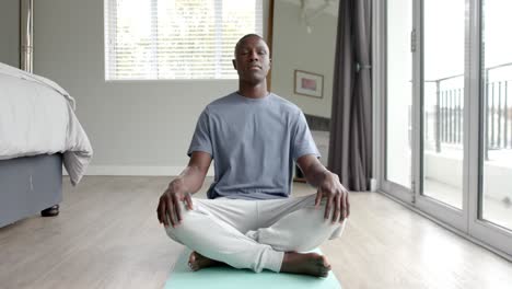 Hombre-Afroamericano-Haciendo-Yoga-Y-Meditando-En-Casa,-Cámara-Lenta