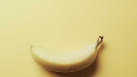 Video-Einer-Banane-Mit-Kopierraum-Auf-Gelbem-Hintergrund