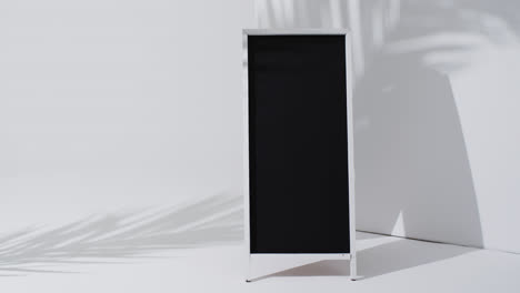 Video-Eines-Tafelschilds-Auf-Weißem-Ständer-Mit-Kopierraum-Auf-Weißem-Hintergrund