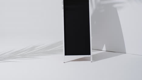 Video-Eines-Tafelschilds-Auf-Weißem-Ständer-Mit-Kopierraum-Auf-Weißem-Hintergrund