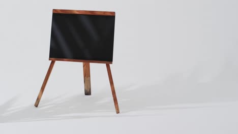 Video-Eines-Tafelschilds-Auf-Einem-Holzständer-Mit-Kopierraum-Auf-Weißem-Hintergrund