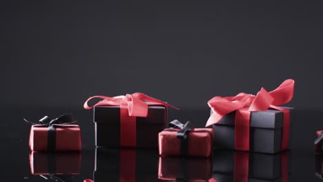 Video-Von-Geschenkboxen-Mit-Roten-Und-Schwarzen-Bändern-Und-Kopierraum-Auf-Schwarzem-Hintergrund