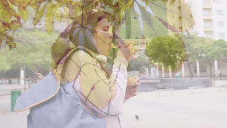 Animation-Von-Lichtflecken-über-Einer-Kaukasischen-Frau,-Die-In-Der-Stadtstraße-Ein-Mittagessen-Zum-Mitnehmen-Isst