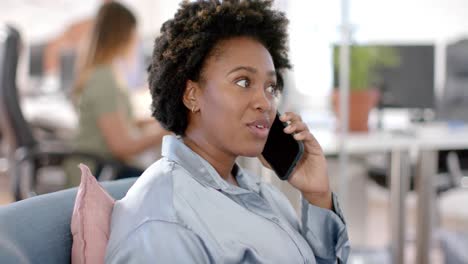 Feliz-Mujer-De-Negocios-Afroamericana-Casual-Hablando-Por-Teléfono-Inteligente-En-La-Oficina,-Cámara-Lenta