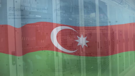 Animation-Der-Flagge-Aserbaidschans-über-Dem-Globus-Und-Computersprache-Vor-Dem-Serverraum