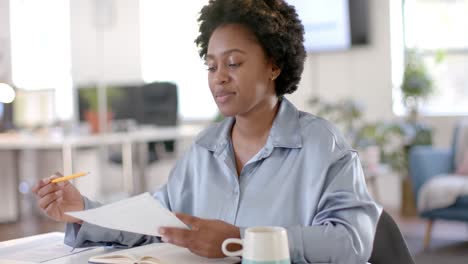 Glückliche-Afroamerikanische-Geschäftsfrau,-Die-Im-Büro-Einen-Videoanruf-Macht,-Zeitlupe