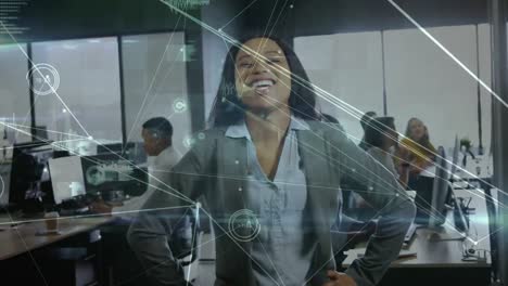Animation-Des-Netzwerks-Von-Verbindungen-über-Eine-Afroamerikanische-Geschäftsfrau,-Die-Im-Büro-Lächelt