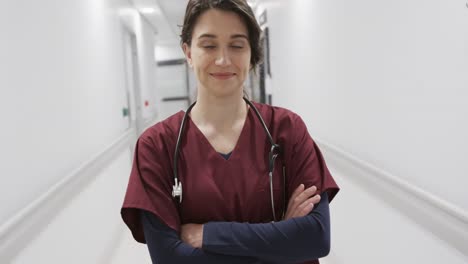 Retrato-De-Una-Feliz-Doctora-Caucásica-En-El-Pasillo-Del-Hospital,-Cámara-Lenta