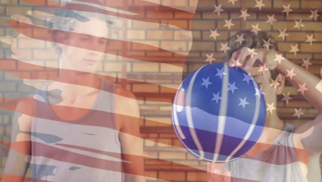 Animation-Der-Flagge-Amerikas-über-Kaukasischen-Teenager-Basketballspielern,-Die-Im-Spielfeld-Einen-Ball-Drehen